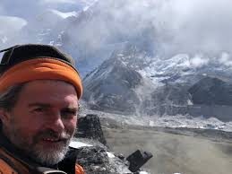 'Es todo lo contrario al cine que he hecho hasta ahora': Sebastián Cordero  habla de su largometraje documental en 3D 'Al otro lado de la niebla', 20  años después de 'Ratas, ratones, rateros'