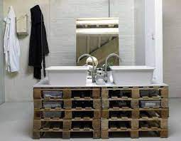 Ammetto che forse io vivo nel mondo dei folletti e delle fate, ma devo dire che mai mi sarei immaginato che un mobile bagno che non sia usa e getta possa costare almeno 6/700 euro Arredare Il Bagno Con I Pallet Foto Design Mag