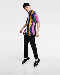 Al fin vamos recuperando las libertades que tuvimos restringidas durante varios meses y vamos ocupando espacios de nuevo, llenando las terrazas de vida y los comercios de visitantes. Camisa Rayas Anchas Rayas Camisas Hombre Zara Espana From Zara On 21 Buttons