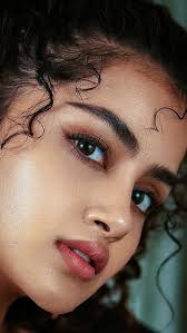 Dove Cameron, nez, lèvre Fond d'écran de téléphone HD