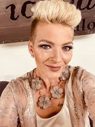 Amber Cushman's Instagram, Twitter & Facebook