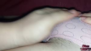 Sexo con mi hermanastra bajo las cobijas - XNXX.COM