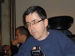 Martin schaut über Merals Schulter