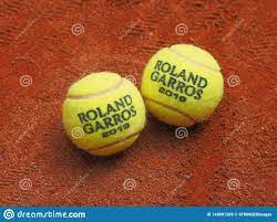 Wilson has signed on as the official ball and stringer for the french open and french tennis federation. Paris Frankreich 26 Mai 2019 Zwei Roland Garros Grand Slam Tennis Ball Auf Sandplatzoberfl Che Redaktionelles Bild Bild Von Rund Gefullt 148691205