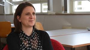 Nach stillem schweigen legten sie, vor der gedenktafel am gebäude des gymnasiums, blumen nieder und ließen 16 weiße luftballons mit den namen der opfer aufsteigen. Erfurt Gedenkt Der Toten Des Schulmassakers Von 2002 Stern De