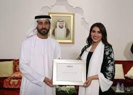 أعرب السيد عيسى سيف المزروعي العضو المنتدب لقناة بينونة عن عميق الشكر والتقدير لصاحب السمو الشيخ محمد بن راشد آل مكتوم نائب رئيس الدو Ù…Ø¬Ù„Ø³ Ù…Ø­Ù…Ø¯ Ø®Ù„Ù Ar Twitter ÙˆÙ„Ø¹Ø¯ Ø§Ù„Ù…Ø­Ø§Ø¶Ø±Ø© ØªÙ… ØªÙƒØ±ÙŠÙ… Ø§Ù„Ù…Ø­Ø§Ø¶Ø± Ø§Ù„Ù…Ø³ØªØ´Ø§Ø± Ø®Ù„ÙŠÙØ© Ø§Ù„Ù…Ø­Ø±Ø²ÙŠ ÙˆØ§Ù„Ø§Ø¹Ù„Ø§Ù…ÙŠØ© ÙˆØ¹Ø¯ Ø§Ù„Ø¹Ø¯ÙˆØ§Ù† ÙˆÙ‚Ø§Ù… Ø¨ØªÙƒØ±ÙŠÙ…Ù‡Ù… Ø§Ù„Ø³ÙŠØ¯ Ø¹ÙŠØ³Ù‰ Ø³ÙŠÙ Ø§Ù„Ù…Ø²Ø±ÙˆØ¹ÙŠ Ù†Ø§Ø¦Ø¨ Ø±Ø¦ÙŠØ³ Ù„Ø¬Ù†Ø© Ø§Ø¯Ø§Ø±Ø© Ø§Ù„Ù…Ù‡Ø±Ø¬Ø§Ù†Ø§Øª ÙˆØ§Ù„Ø¨Ø±Ø§Ù…Ø¬ Ø§Ù„Ø«Ù‚Ø§ÙÙŠØ© ÙˆØ§Ù„ØªØ±Ø§Ø«ÙŠØ© Ø§Ù„Ù…Ø¬Ø§Ù„Ø³ Ø±Ø´Ø¯ ÙˆØ¹Ø¨Ø± Https T Co Rk355xwzut