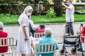 La piccola casa è nata per servire le persone povere e prive di sostegno umano, perciò il fondatore ha voluto preparare loro un ambiente accogliente e personale capace di prendersi cura di tutti gli aspetti della persona. Magazine Inblu2000 Piccola Casa Della Divina Provvidenza Inblu2000