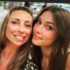 Hannah East (@sibeastson)