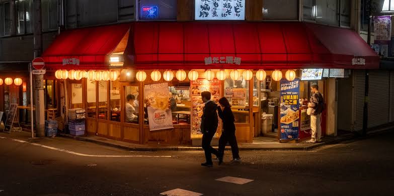 Tokyo's intimate dining scene: Tiny izakayas where craftsmanship meets atmosphere., AI generated