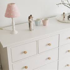 Hemnes Kommode Mit Naturfarbenen Mobelknopfen Inneneinrichtung Einrichtung Mobeldesign