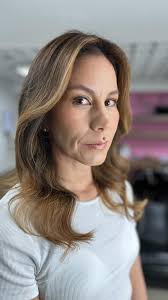 ¡Dile adiós al color continuo y dale la bienvenida a un cambio natural y  radiante! ✨, Andrea llegó buscando suavizar su look, resaltar su base  natural y darle luz a su cabello con keratina. Nuestro ...