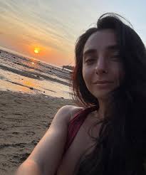 Community Builder looking for her Tribe!** Hello everyone! I'm a community  builder currently looking for opportunities with co-living or co-working  spaces near the beach — anywhere in the world. I'm drawn to