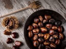 Piatte da un lato e bombate dall'altro, le castagne sono un alimento ricco di carboidrati e sali minerali. Cottura Castagne La Guida Definitiva Per Prepararle In Padella O Al Forno E Anche Al Microonde Cook Cucina Corriere It