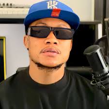 Burna boy @Burna Boy welcomed a fan who invaded his stage in Ghana 🇬 ...