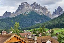 Di altitudine ed ai piedi delle dolomiti di sesto e delle tre cime di lavaredo, il caravan park sexten è meta ideale per chi cerca, nella sua vacanza all'aria aperta, relax e movimento a contatto con la natura. Vacanze A Sesto In Alta Val Pusteria Appartamenti Da 4 A 6 Persone In Posizione Tranquilla Sul Versante Soleggiato Di Sesto