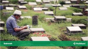Dengan ziarah yang benar dan diikuti niat yang benar manusia akan menyadari betapa kecilnya dirinnya dihadapan sang pencipta. Dituduh Sebagai Kaum Penyembah Kubur Santai Tunjukan Saja Hujjah Ini Ziarah Doa Orang