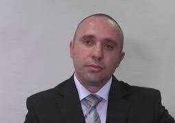 Naf li hemm xi ħadd mil-klikka tiegħek Sur Arnaud l-għassa tal-Belt