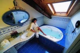 Può ospitare anche quattro persone ed è caratterizzata da una grande cabina. Junior Suite Con Vasca Jacuzzi O Doccia Sauna Best Western Hotel Piemontese Torino