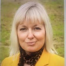 Ruth Hollingsworth's Instagram, Twitter & Facebook