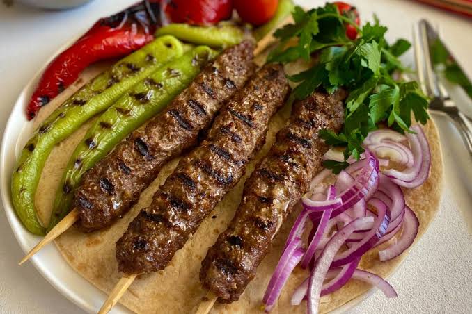 İri ipek pul biber ile kebap ve et yemekleri