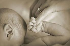 Risultati immagini per MAMMA E FIGLIA MANO NELLA MANO