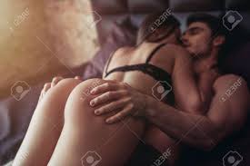 Immagini Stock - Bella Coppia Appassionata Fa Sesso Sul Letto. La Donna È  In Cima.. Image 81004248