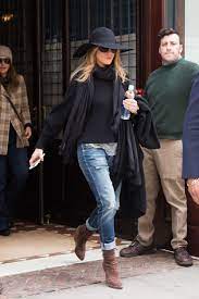 See How Jennifer Aniston Puts A Socal Spin On Big City Style Roupas Para Usar Com Chapeu Moda Jeans Boyfriend