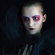 Haunted series. Model: Noémie Quinn Photograph & Post-prod: Vincent Lécart 