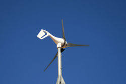 Windkraft kann daher, ohne größere speicher oder überschüsse, strom für die eigenversorgung erzeugen. Windkraftanlagen Fur Einfamilienhaus Hinweise