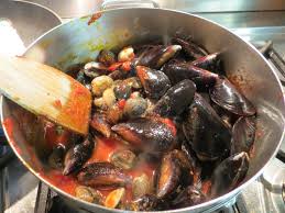 Togliere poi le vongole con un mestolo forato e filtrare il brodo da un telo sottile; Saute Di Vongole E Cozze In Rosso Piccante La Cucina Di Lalla