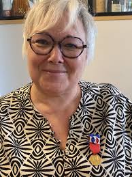 Je profite de l'anniversaire de Veronique pour lui faire la surprise de lui  remettre la médaille du travail (Avant de lui remettre le certificat  officiel). Un grand merci à ma Véro qui