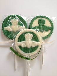 Pin By Heather Kiegle On Wedding Ideas Claddagh Wedding Irish Wedding Favors Bridal Shower Chocolate