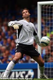 Uransa viimeisen pelin hän pelasi toukokuussa 2019 arsenalin kohdatessa chelsean. Chelsea Hero Petr Cech Points Out Clean Sheet Record After Pl Praise Liverpool S Alisson Daily Mail Online