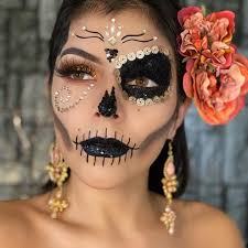 Maquillaje de catrinas con toda la vestimenta tradicional, sombreros o coronas floreadas. Maquillajes De Catrinas Faciles De Hacer Con Productos Que Tienes En Casa