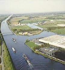 Door de aanleg van het julianakanaal in de jaren twintig en dertig van de 20e eeuw kwam meers ingesloten te liggen tussen dit kanaal en de rivier, het dorp wordt met stein verbonden via een brug. Julianakanaal Wikipedia