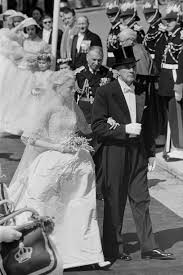 Grace Kelly Erscheint Zu Ihrer Hochzeit Mit Rainier In Der Saint Nicholas Cathedral 1956 Grace Kelly Hochzeit Grace Kelly Konigliche Hochzeitskleider
