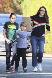 Jennifer garner hat in einem interview von den negativen erfahrungen gesprochen, die sie und ihre kinder mit paparazzi machen mussten. Jennifer Garner Wears Her Colors On Her Sleeve During Shopping Trip With Her Kids Daily Mail Online