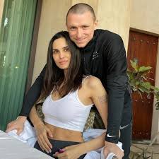 Отец виктор филиппович артемьев — военный (умер), мать мария авдеевна артемьева — певица, позже — спортсменка, а затем — домохозяйка. Sxhfl2jh4 Umcm