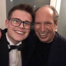 Im Konzertsaal wäre ja auch langweilig: Der Schweizer Pianist Alain Roche  spielt Klavier, während er an einem Kran hängt, der sich auch noch bewegt.  Und das in der Morgendämmerung