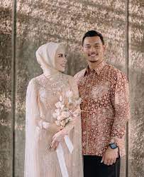 Saat ini, baju lamaran yang menjadi favorit banyak pasangan adalah baju lamaran batik, baju lamaran couple hijab, dan baju lamaran hijab. 30 Model Kebaya Lamaran Hijab Simpel Modern Muslimah