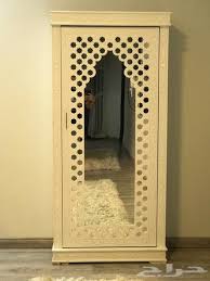 دولاب عبايات اللون ابيض اوف وايت