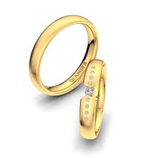 Gold Wedding Rings Are A Symbol Of Never Ending Love And The Promise Of Commitment Between A Coupl Wedding Rings Mens Wedding Rings Platinum Gold Wedding Rings
