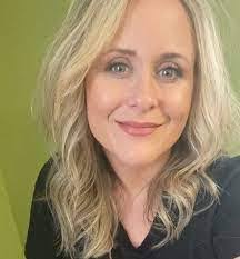 Amanda Sindelar's Instagram, Twitter & Facebook