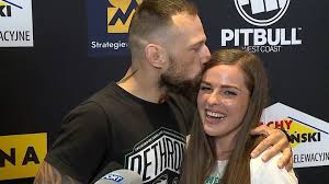 W walce wieczoru mieszkaniec olsztyna mamed khalidov zmierzy się z melvinem manhoefem. Khalidov I Mcgregor W Hitowym Challenge U Otwieraja Butelki Kopnieciami Wideo Polsat Sport