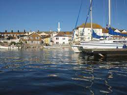 This Beachside Cottage Is Situated In The Coastal Devon Town Of Teignmouth And Can Sleep Four People In Devon Cottages Holiday Cottages To Rent Holiday Cottage