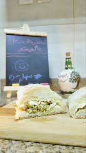 ‪Cheesy Chicken Sandwich ‎خبز التوست l White sandwich bread ‎صدر دجاج l  Chicken ‎بصل وفلفل l Onion and pepper ‎بقدونس l Parsley ‎ياغورت l Yaourt  ‎خردل l mustard ‎ملح، فلفل، بابريكا، ثوم‬‏