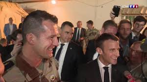 Retrouvez noël avec nos soldats et le programme télé gratuit. Tchad Emmanuel Macron Reveillonne Avec Les Soldats Francais Lci