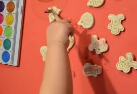 Kinder lieben es, an weihnachten gemeinsam fröhliche lieder zu singen, geschenke auszupacken oder weihnachtlichen christbaumschmuck zu basteln. Basteln Mit Kleinkindern Weihnachtsdeko Aus Salzteig Https Familieberlin De