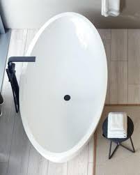 Mit einer freistehenden badewanne von duschmeister.de wird ihr badezimmer zu einem echten hingucker. Cosmic Mood Freistehende Oval Badewanne 7360520 Badewanne Ovale Badewanne Freistehende Badewanne