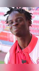 El futbolista que conoció el español por Maluma